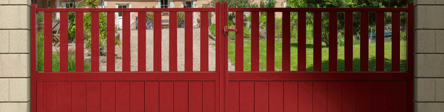 Portail et clôture coordonnés pour un extérieur harmonieux
